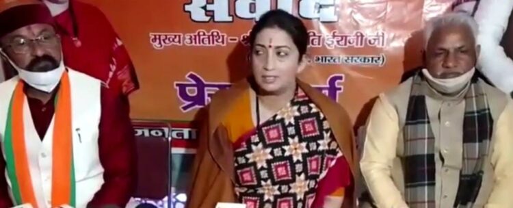 स्मृति ईरानी ने आगरा में मांगे वोट, विपक्षियों पर साधा निशाना