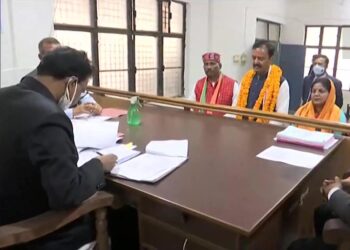 केशव मौर्या ने पर्चा भरा