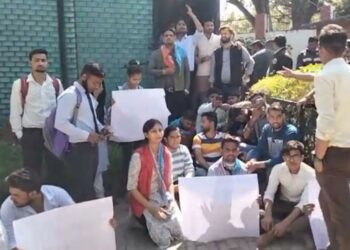 नकल में पकड़े गए एमबीबीएस छात्रों पर एफआईआर कराने को एनएसयूआई ने किया हंगामा