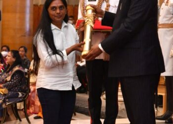 50,000 सांप बचाने वाली महिला वनिता जगदेव को राष्ट्रपति ने दिया नारी शक्ति पुरस्कार