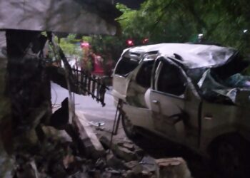 शराब के नशे में गाड़ी चला रहे युवकों ने कोठी की दीवार तोड़ी