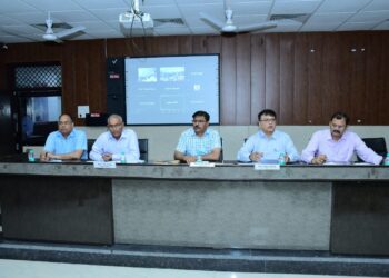विश्वविद्यालय ने फिजूल में क्यों कराए करोड़ों के निर्माण, प्रोफेसर ने पूछा अधिकारियों से सवाल