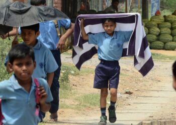 गर्मी का कहर, ढीले-ढाले कपड़े, कैनवास शूज पहनकर स्कूल जा सकते हैं बच्चे, स्कूलों को केंद्र सरकार ने दिए निर्देश