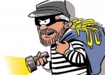 एत्माद्दौला में फर्नीचर के शोरूम में चोरी