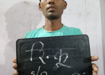 चौकीदार ने की दुकान से साड़ियां चोरी, पकड़ा