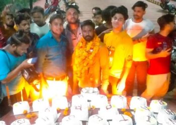 तलवार से केक काटते हुए हिंदूवादी नेता का वीडियो वायरल