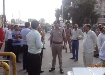 मुड़िया पूर्णिमा मेला में व्यवस्थाएं चेक करने पहुंचे कमिश्नर