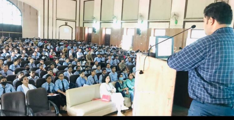 प्राथमिक उपचार में प्रशिक्षित होना प्रत्येक नागरिक के लिए आवश्यक