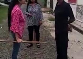 गार्ड की पिटाई करते हुए शिक्षिका का वीडियो वायरल, मुकदमा दर्ज