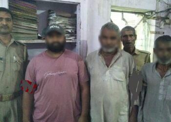 सरकारी राशन को खरीद कर बेचने वाले तीन लोग पकड़े गए