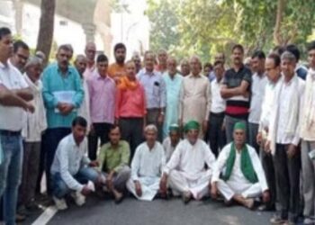 इनर रिंग रोड के तीसरे चरण का काम शुरू नहीं होने पर किसानों ने किया एडीए कार्यालय का घेराव