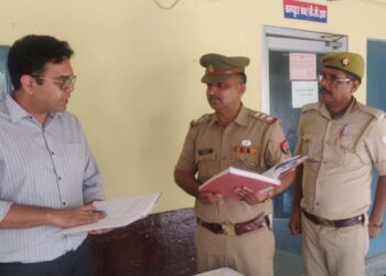 समाधान दिवस में अचानक रकाबगंज थाने पहुंच गए जिलाधिकारी