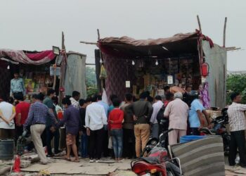 पटाखों की दुकानों पर लगी भीड़