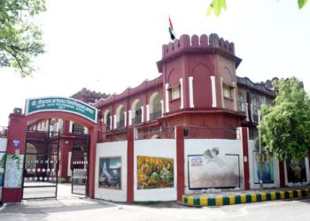 एसटीएफ से आंख बचाकर घूम रहे अधिकारी, सहायक कुलसचिव बोले लखनऊ में हूं, थे विश्वविद्यालय में ही