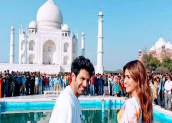 कृति सेनन, कार्तिक आर्यन ने किया ताजमहल का दीदार