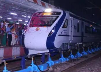 आगरा कैंट पर वंदे भारत ट्रेन का पुष्प वर्षा से हुआ स्वागत