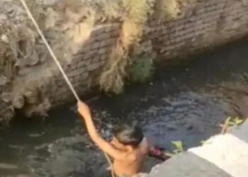 नाले में गिरे दो बच्चों को राहगीरों ने बचाया