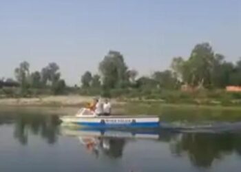 हाथी घाट पर यमुना में नहाने गए चार युवक डूबे, पुलिस तलाश में जुटी