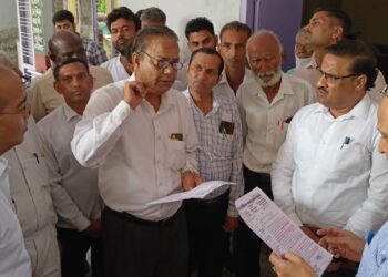 एत्मादपुर में राजस्व परिषद लखनऊ टीम का दौरा, खामियों को परखा