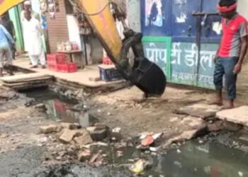 आजमपाड़ा में पुलिया तोड़ने को लेकर हुआ हंगामा