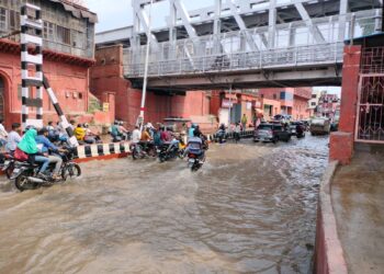 लो फ्लड लेवल पार करते ही यमुना का पानी अब शहर में घुसने लगा