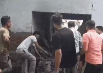 शाहगंज में शिव मंदिर की छत्त गिरी, एक की मौत, सात घायल