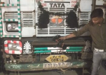 खनन के चार डंपर सैंया होते हुए शहर में आए, खनन अधिकारी ने छत्ता में पकड़े