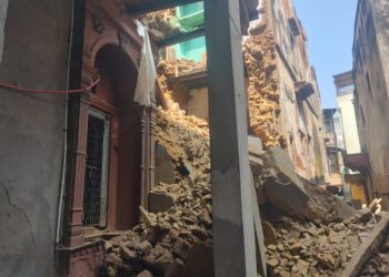 100 साल पुराना मकान भरभरा कर गिरा