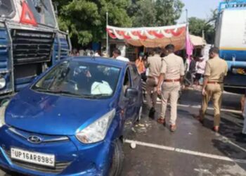 कंटेनर दो किलोमीटर तक कार को घसीटते हुए ले गया