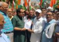 शिक्षामित्रों ने मांगों को लेकर केंद्रीय राज्य मंत्री के घर तक तिरंगा यात्रा निकाली