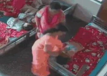 बाल गृह में बच्ची को चप्पल से पीटते हुए अधीक्षिका का वीडियो वायरल
