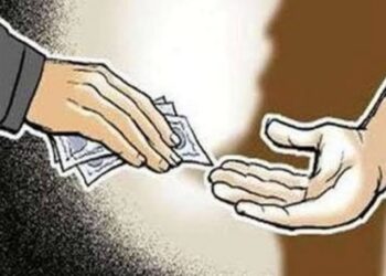 विजिलेंस ने सोसाइटी एवं चिटफंड कार्यालय में बाबू को रिश्वत लेते हुए पकड़ा