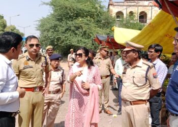 दुकानदार के पास पॉलीथिन मिलने पर कमिश्नर, डीएम ने नगर निगम के अधिकारियों की लगाई फटकार