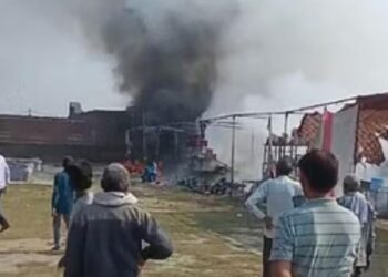 मथुरा में पटाखा बाजार में लगी आग, मची भगदड़