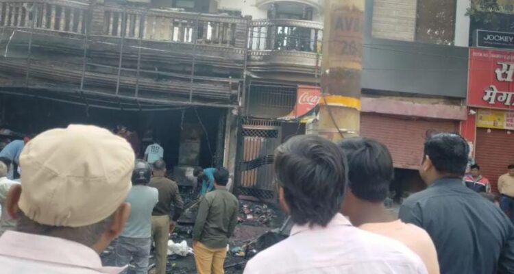 रविवार देर रात से सोमवार सुबह तक कई स्थानों पर लगी आग, दौड़ती रहीं दमकल