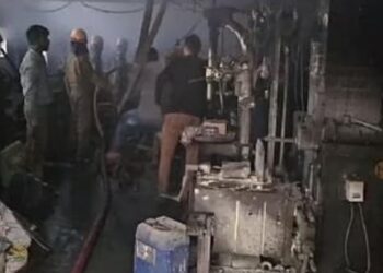 एत्माउद्दौला में जूते की फैक्ट्री में लगी भीषण आग