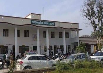 लेखपाल की गाड़ी में 10 लाख रुपए की रिश्वत होने का आरोप, गाड़ी पहुंची थाने, एफआईआर