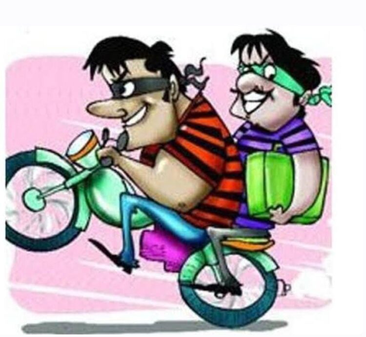 पकड़े जाने के डर से कैश वाला बैग फेंक गए थे लुटेरे, पुलिस ने किया बरामद