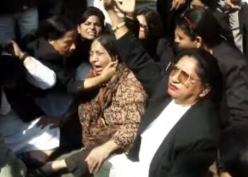 दबिश कांड: दोषी पुलिसकर्मियों की गिरफ्तारी के लिए सड़कों पर उतरे अधिवक्ता