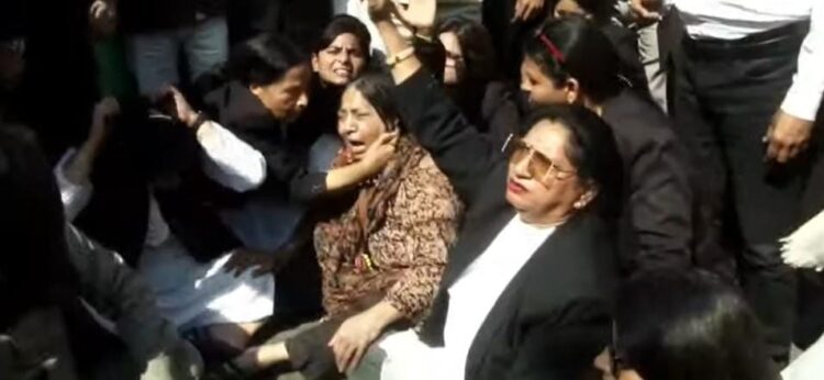 दबिश कांड: दोषी पुलिसकर्मियों की गिरफ्तारी के लिए सड़कों पर उतरे अधिवक्ता