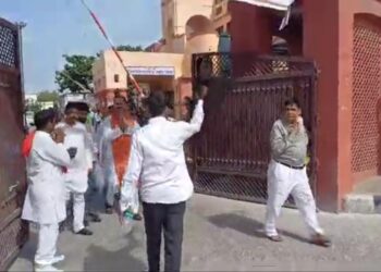 सपा-कांग्रेस गठबंधन के प्रत्याशी को काला कपड़ा दिखाकर विरोध किया