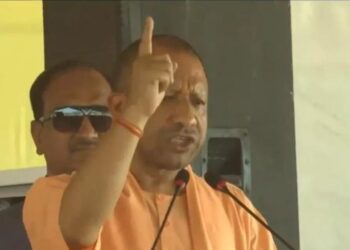 माफिया के घर फातिहा पढ़ने वालों को पांच वर्ष के लिए घर भेज दें: आदित्यनाथ