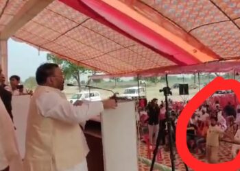 स्वामी प्रसाद मौर्य के ऊपर युवक ने फेंका जूता, काफिले पर फेंकी गई स्याही