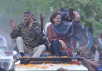 प्रियंका गांधी के रोड शो में उमड़ा जन-सैलाब, बोलीं इस बार गलती मत कर देना