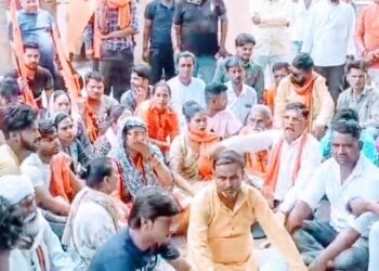 हिंदू महासभा ने थाने के बाहर किया प्रदर्शन