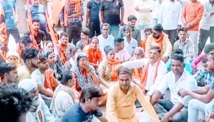 हिंदू महासभा ने थाने के बाहर किया प्रदर्शन