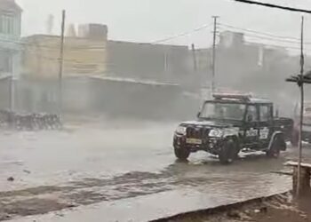 आगरा में बदला मौसम का मिजाज, आंधी के बाद हुई बारिश