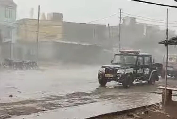 आगरा में बदला मौसम का मिजाज, आंधी के बाद हुई बारिश