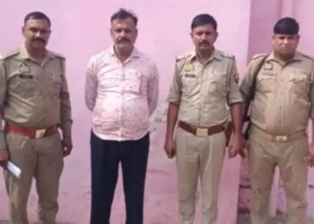 पुलिस के टॉर्चर की वजह से दो भाइयों के आत्महत्या के मामले में दरोगा को भेजा जेल, इंस्पेक्टर फरार