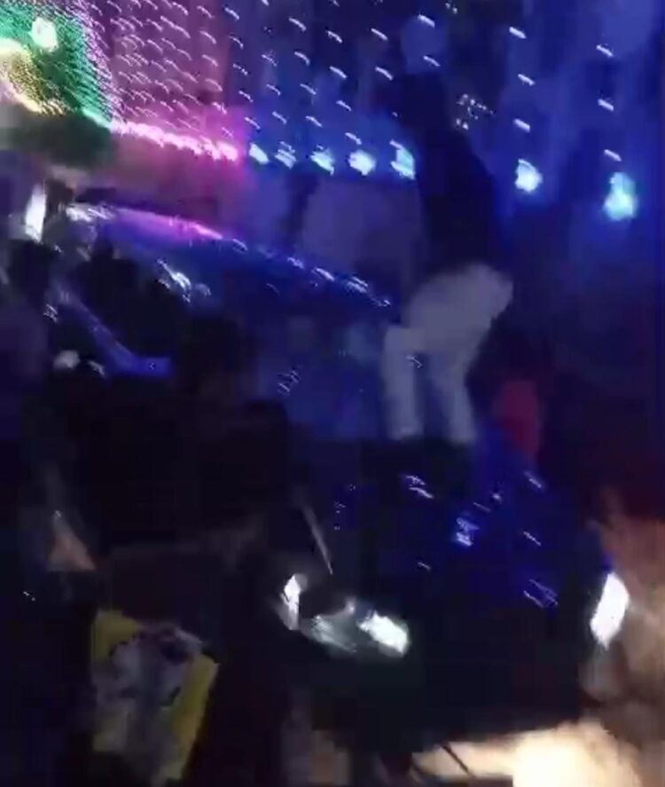 ताजगंज में सड़क पर युवकों की गुंडई, कार टच होने पर ईंटों से बोला हमला, पुलिस ने 13 घंटे बाद दर्ज किया मुकदमा